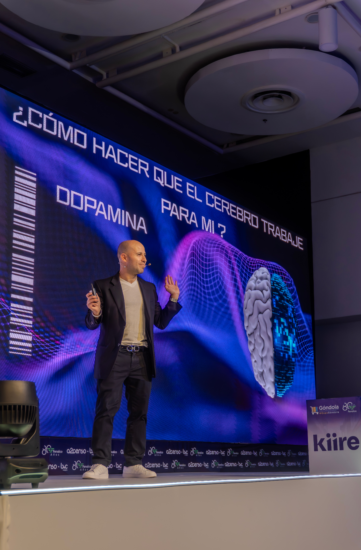Sergio hablando en escenario