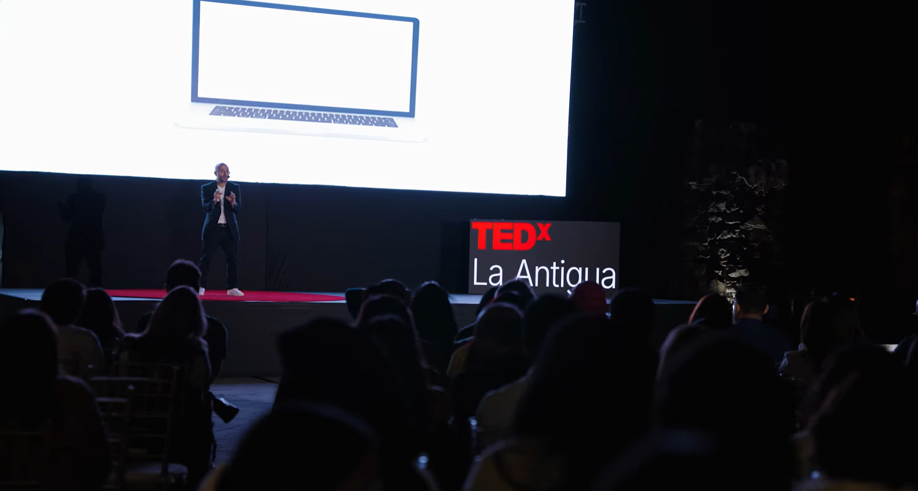 Sergio Hernández en el escenario TEDx La Antigua